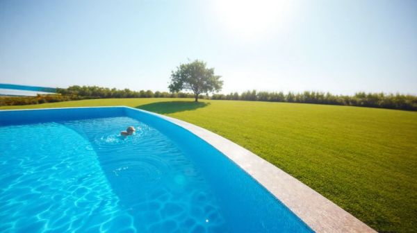 Les avantages du fond plat dans les piscines familiales